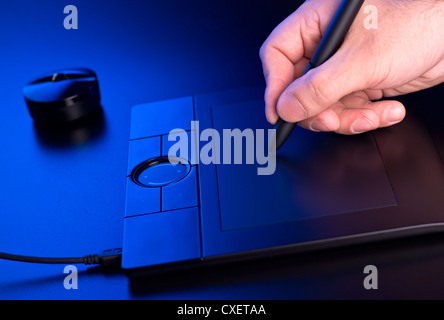 die Hand des Menschen stützt sich auf Grafiktablett Stockfoto