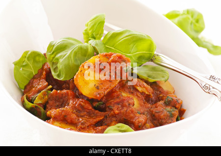 Kartoffel-Pizzaiola mit frischem Basilikum Stockfoto