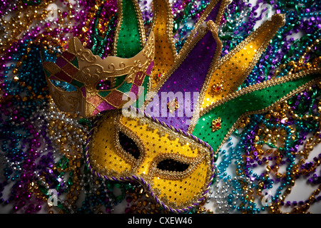 Karneval Maske auf bunten Perlen Stockfoto