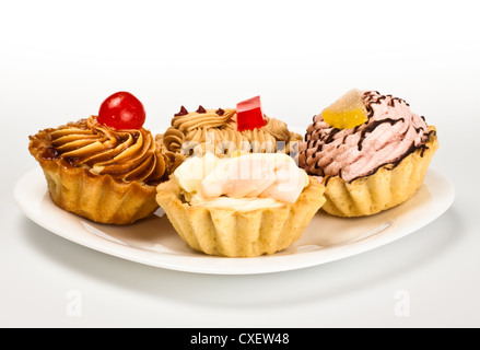 Kuchen auf weiße Schale Stockfoto