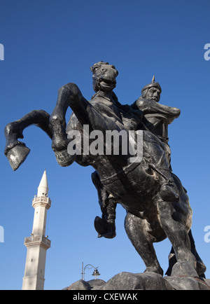 Statue des berühmten Kriegers Saladin (Ṣalāḥ Ad-Dīn) vor Moschee in Al Karak, Jordanien Stockfoto