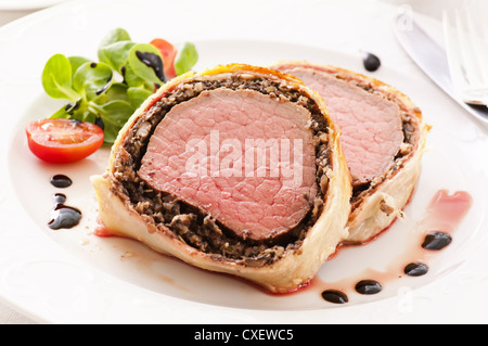 Beef Wellington mit Salat Stockfoto