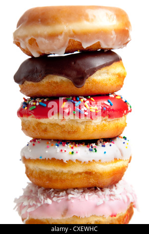 Stapel von bestreut gekrönt Donuts auf weißem Hintergrund Stockfoto