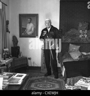 Miguel Serrano Schriftsteller und Nazi-Anhänger in seinem Zimmer Stockfoto