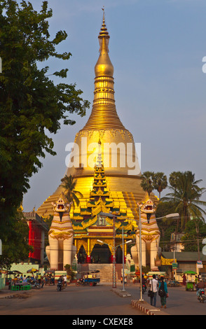 Die SHWEMAWDAW PAYA ist eine 1000 Jahre alte und 114 Meter hoch - BAGO, MYANMAR Stockfoto