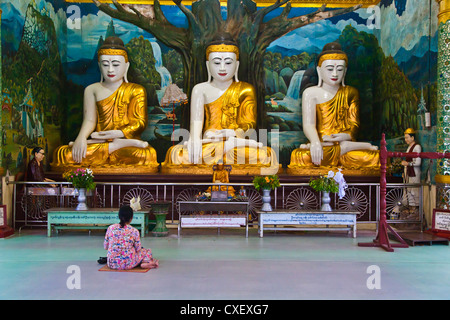 BUDDHA-Statuen in die SHWEMAWDAW PAYA ist eine 1000 Jahre alte und 114 Meter hoch - BAGO, MYANMAR Stockfoto