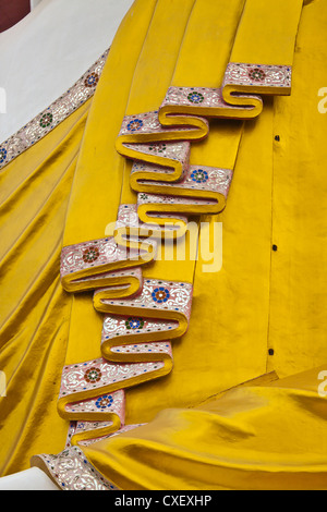 Gewand Detail der BUDDHA-STATUE am KYAIK WORTSPIEL PAYA - BAGO, MYANMAR Stockfoto