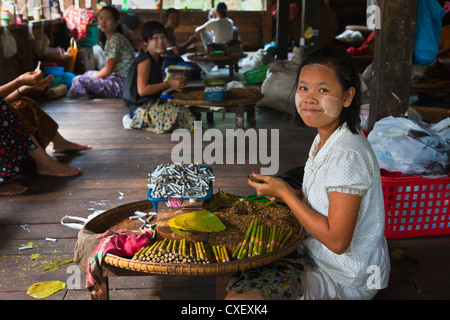 Frauen sind die Zigarre Rollen dieser Industrie in BAGO - MYANMAR Stockfoto