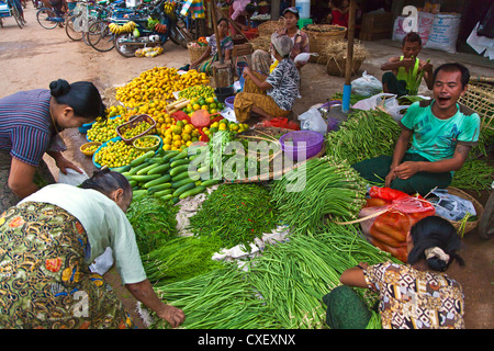 Bohnen, Gurken, Koriander und Zitronen zum Verkauf auf dem GROßMARKT in BAGO - MYANMAR Stockfoto