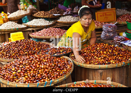 Wasser Kastanien zum Verkauf auf dem GROßMARKT in BAGO - MYANMAR Stockfoto