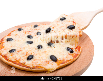 Pizza mit der Cut-off-Scheibe. Isoliert Stockfoto