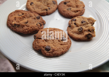 Peanut Butter Chocolate Chip Cookies auf einem Teller Stockfoto