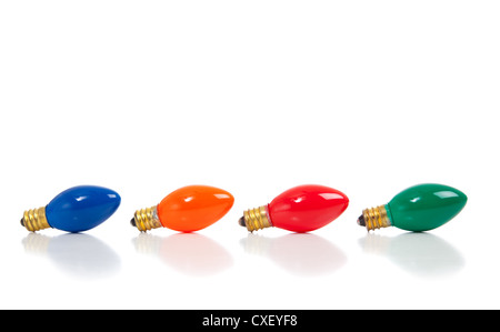 Reihe von Weihnachtsbeleuchtung auf weißem Hintergrund mit Textfreiraum Stockfoto