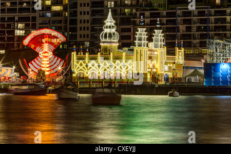 Sydneys Luna Park in der Nacht über Lavendel Bucht Stockfoto