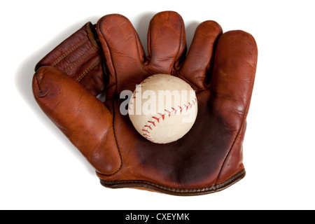 Vintage behandschuhten Baseball Handschuh mit einem Baseballschläger auf weißem Hintergrund Stockfoto