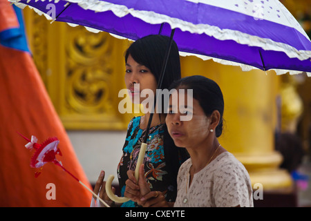 BURMESISCHE Frau mit Sonnenschirmen an der SHWEDAGON PAYA oder Pagode stammt Vack Buddha - YANGON, MYANMAR Stockfoto