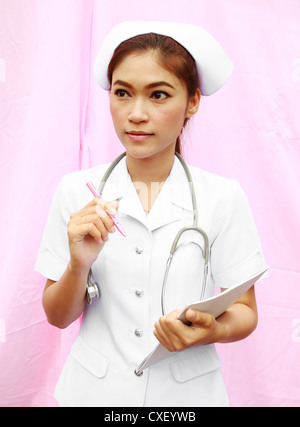 Asiatische Krankenschwester mit ärztlicher Bericht Stockfoto