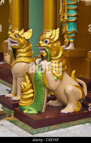 MYTHISCHE Wesen an der SHWEDAGON PAYA oder Pagode aus dem Jahre 1485 - YANGON, BIRMA Stockfoto