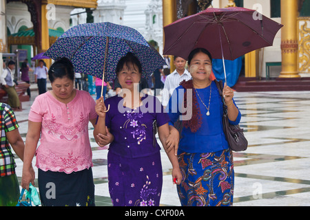 BURMESISCHE mit Sonnenschirmen an der SHWEDAGON PAYA oder Pagode aus dem Jahre 1485 - YANGON, BIRMA Stockfoto