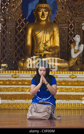 BUDDHA-Statuen werden an der SHWEDAGON PAYA oder Pagode aus dem Jahre 1485 - YANGON, BIRMA angebetet Stockfoto