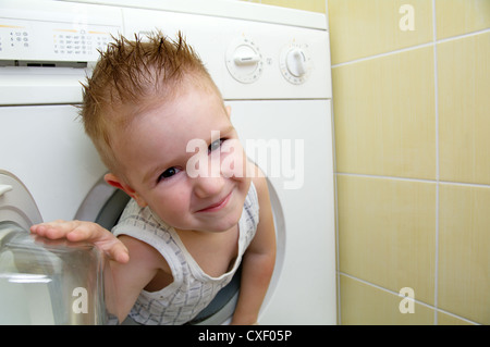 Junge aus Waschmaschine Stockfoto