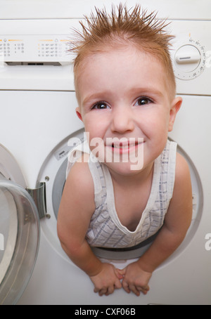 l Jungen aus Waschmaschine Stockfoto