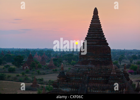 Blick auf die Ebene von BAGAN im Morgengrauen - BAGAN, MYANMAR Stockfoto