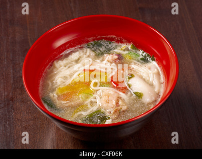 chinesische traditionelle Meeresfrüchte Nudelsuppe Stockfoto