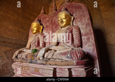 Nebeneinander gebaut BUDDHA-Statuen im 12. Jahrhundert DHAMMAYANGYI Tempel in BAGAN die größte wahrscheinlich von Narathu - MYANMAR Stockfoto