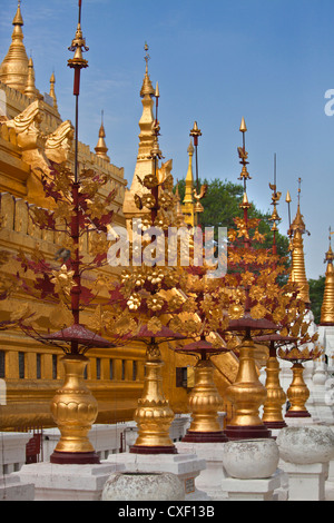 VERGOLDETE SHWEZIGON Pagode oder PAYA wurde 1102 n. Chr. durch König Kyansittha - BAGAN, MYANMAR abgeschlossen. Stockfoto