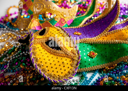 Karneval Masken auf bunten Perlen Stockfoto