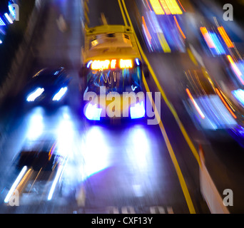 geschäftige Großstadt Nachtverkehr Stockfoto