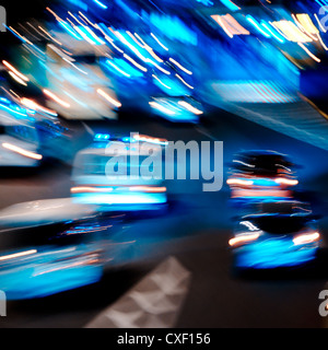 geschäftige Großstadt Nachtverkehr Stockfoto