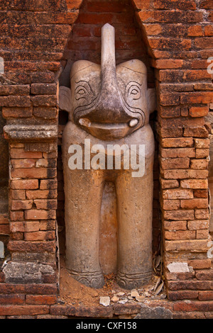 Die selten besuchte Tempelanlage Gesetz KAHTIKEPAN rühmen, eine Elefant Skulptur in eine äußere Nitch - BAGAN, MYANMAR Stockfoto