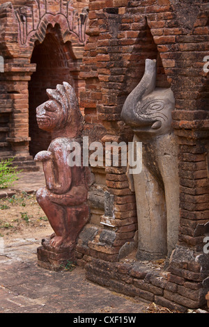 Die selten besuchte Tempelanlage Gesetz KAHTIKEPAN rühmen, ein Elefant und Katze Skulpturen in eine äußere Nitch - BAGAN, MYANMAR Stockfoto