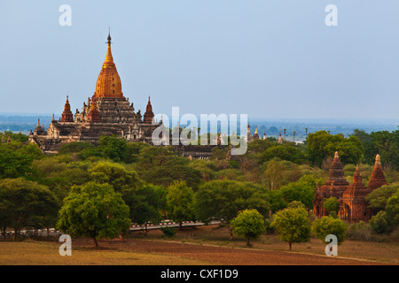 Blick auf die ANANDA PAYA vom SHWESANDAW Tempel oder PAYA in der Dämmerung - BAGAN, MYANMAR Stockfoto