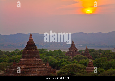 Blick von der SHWESANDAW Tempel oder PAYA bei Sonnenuntergang - BAGAN, MYANMAR Stockfoto