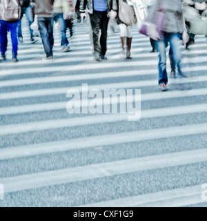 Menschen drängen sich auf Zebrastreifen Straße Stockfoto