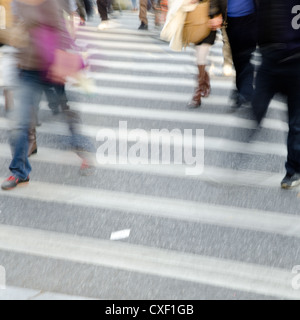 Menschen drängen sich auf Zebrastreifen Straße Stockfoto