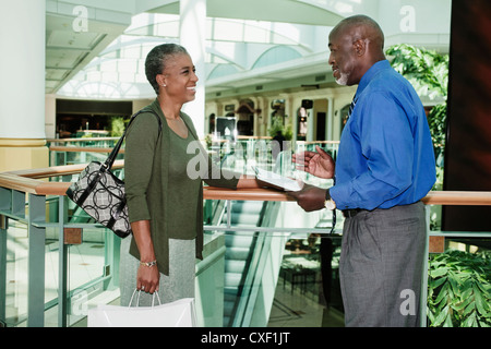 Schwarze Frau, die die Umfrage im Einkaufszentrum Stockfoto