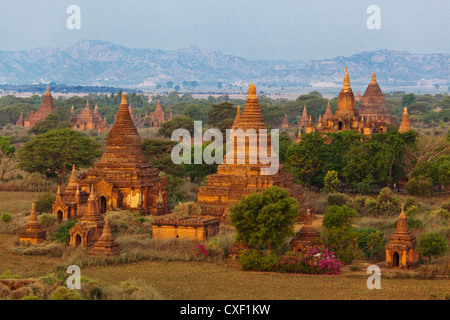 Sonnenaufgang von SHWESANDAW Tempel - BAGAN, MYANMAR Stockfoto