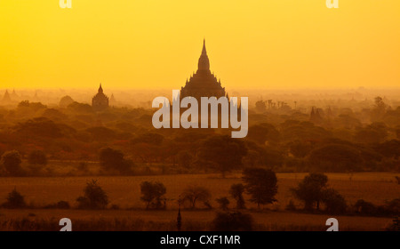 Ansicht der ANANDA-Tempel bei Sonnenaufgang aus SHWESANDAW Tempel - BAGAN, MYANMAR Stockfoto