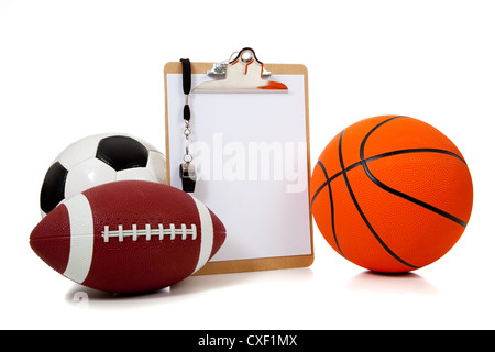 Zwischenablage und Pfeife mit einem Fußball, Basketball und Fußball Ball des Trainers Stockfoto