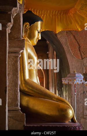 Sitzende BUDDHA-Statue am HTILOMINLO PAHTO oder Tempel ist 46 Meter hoch und wurde von König Nantaungmya im Jahre 1218 - BAGAN, MYANMAR Stockfoto