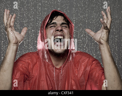 Kaukasischen Mann gefangen im Regen Stockfoto
