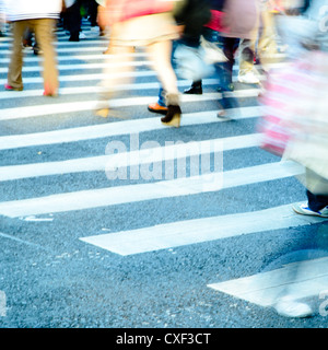 Menschen drängen sich auf Zebrastreifen Straße Stockfoto