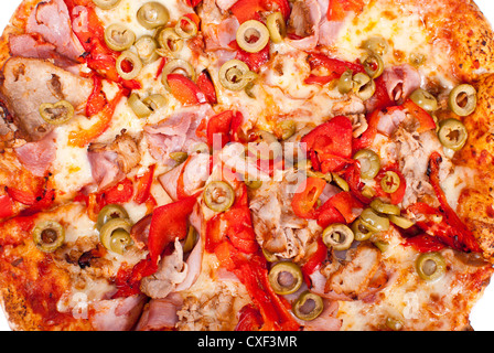 Gute Pizza mit Mozzarella, Schinken, Schweinefleisch, eingelegte Paprika, Oliven, die isoliert auf weißem Hintergrund Stockfoto