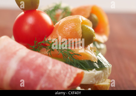 Kanapees mit geräuchertem Lachs, Speck Stockfoto