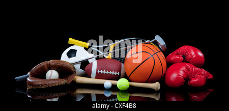 Verschiedene Sportgeräte auf schwarzem Hintergrund Stockfoto