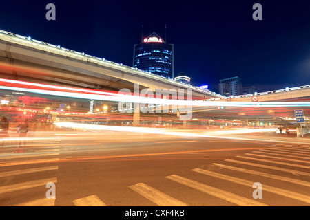 Lichtspuren auf dem Viadukt in Peking Stockfoto